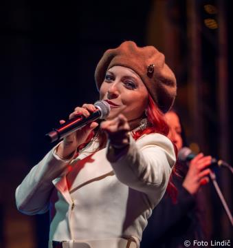 Temperamentna Tanja Žagar je razgrela kamniško publiko za najdaljšo noč v letu in silvestrovanje v centru Pravljičnega Kamnika (1)